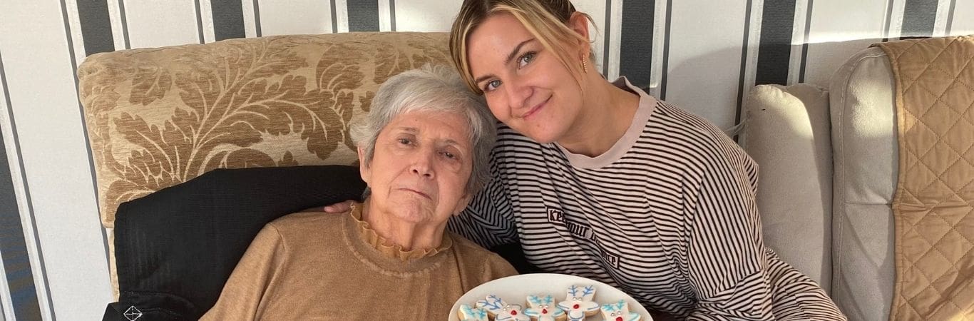 How much does an hourly carer earn